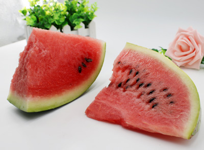 西瓜是夏季消暑降火的佳品，其性寒味甘，具有清熱解暑、生津止渴的功效