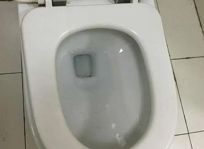 還可以在衛(wèi)生間使用小蘇打加白醋來去除異味