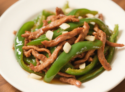將青椒洗凈切絲，豬肉切成細(xì)絲，用料酒、生抽、淀粉腌制