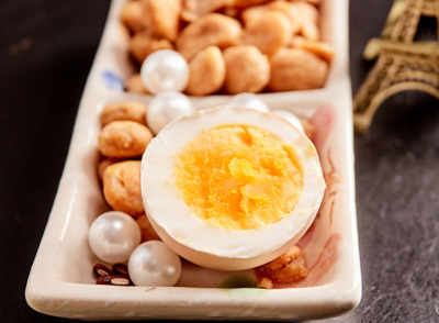女性可以在日常飲食中適量增加富含優(yōu)質(zhì)蛋白質(zhì)的食物，如雞蛋、牛奶、魚肉、雞肉、豆類及豆制品等