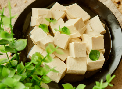 豆類及豆制品也是優(yōu)質(zhì)蛋白質(zhì)的良好來(lái)源，黃豆、豆腐等不僅蛋白質(zhì)含量高，還含有鈣、鎂等礦物質(zhì)