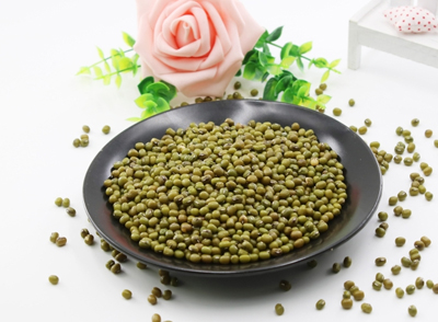 綠豆是傳統(tǒng)的清熱降火食材，性涼味甘，具有清熱解毒、消暑利水的功效