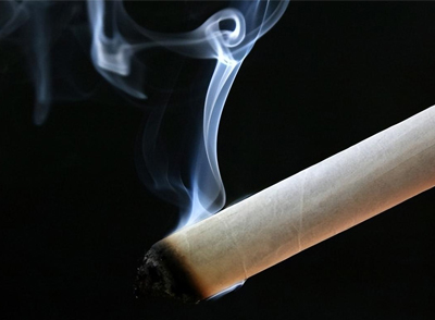 艾灸起源于遠古時期，當時人們發(fā)現(xiàn)用燃燒的艾草熏烤身體，可以緩解疼痛、驅(qū)散寒意，于是逐漸發(fā)展出了艾灸療法