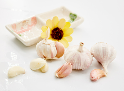 大蒜作為“廚房里的天然抗生素”，富含大蒜素、硫化物、維生素C、維生素B6等多種營養(yǎng)成分