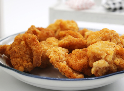 油炸食品如炸雞、薯條，不僅熱量高，還含有大量油脂，晚上吃了很難消化，容易堆積脂肪