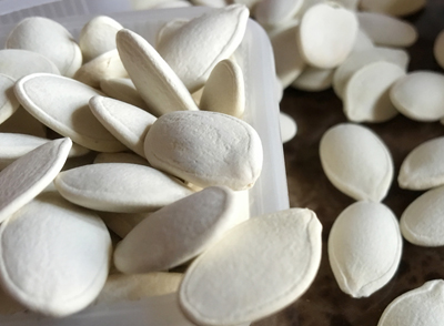 南瓜子也是不錯的選擇，適量食用可以補(bǔ)充蛋白質(zhì)和微量元素