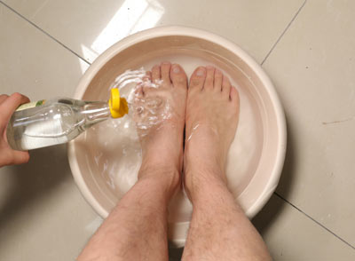 用于泡腳的白醋最好選擇純糧釀造的白醋，這類白醋成分相對天然，對皮膚的刺激性較小