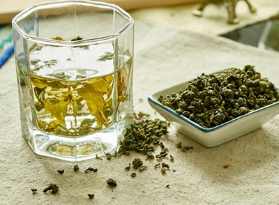 烏龍茶是半發(fā)酵茶，兼具綠茶的清香和紅茶的醇厚