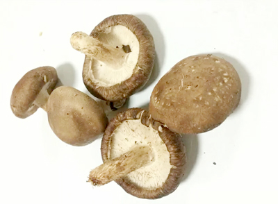 一些蔬菜水果中也含有少量的鋅。例如，蘑菇、菠菜、蘋果等