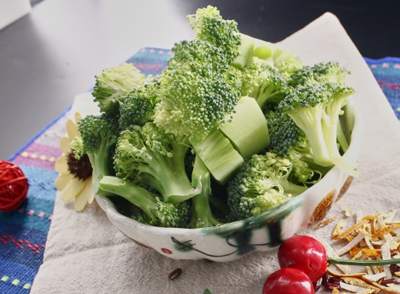西蘭花、菠菜、蘋(píng)果、藍(lán)莓等蔬果富含膳食纖維和抗氧化物質(zhì)