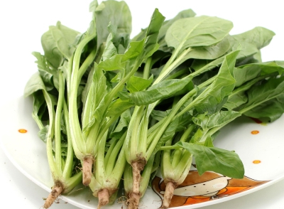 菠菜焯水后切碎，豬肝煮熟后切成小丁，打成碎末