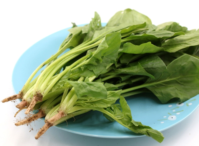 菠菜含有豐富的鐵元素，先將菠菜焯水去除草酸，然后切碎，可加入蛋羹、面條、粥中，增加營養(yǎng)