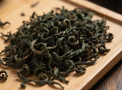 苦丁茶中的咖啡堿和茶多酚等成分，能夠刺激胃液分泌，增強胃腸蠕動，從而促進(jìn)食物的消化和吸收