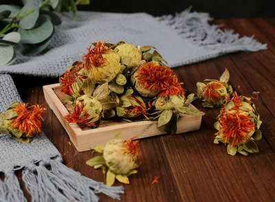 紅花中的有效成分可以驅(qū)散體內(nèi)的寒氣，減輕關(guān)節(jié)的炎癥反應(yīng)，從而達(dá)到止痛的效果