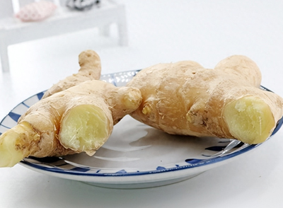 生姜中含有姜辣素、姜烯酚等多種生物活性成分，這些成分具有較強(qiáng)的刺激性