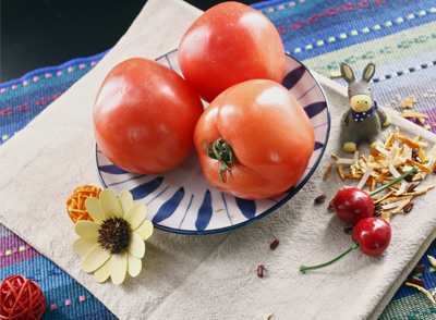 西紅柿涼拌菜口感清爽，酸甜可口，是夏季餐桌上的開(kāi)胃佳品