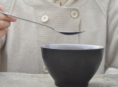 雖然水是最佳的補(bǔ)水選擇，但也可以適當(dāng)喝一些其他健康飲品來補(bǔ)充水分，如不加糖的茶、黑咖啡等
