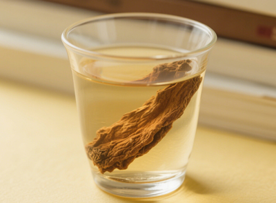 鎖陽(yáng)性溫，陰虛火旺的人飲用后會(huì)加重體內(nèi)的燥熱癥狀，出現(xiàn)口干舌燥、失眠多夢(mèng)、五心煩熱等問(wèn)題，應(yīng)避免飲用