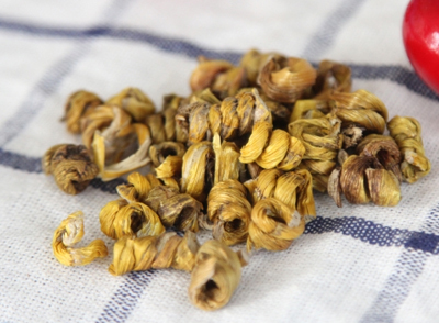石斛具有滋陰的特性，此時(shí)食用會(huì)使邪氣滯留體內(nèi)，不利于病情恢復(fù)，甚至可能加重癥狀，延長病程