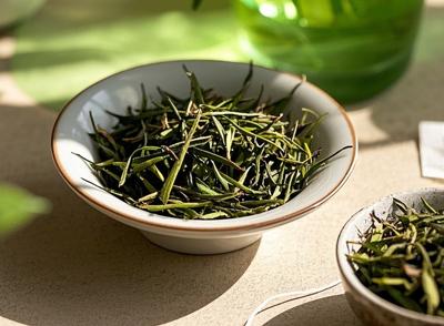茶葉中的鞣酸會(huì)與食物中的鐵元素結(jié)合，形成難以吸收的復(fù)合物