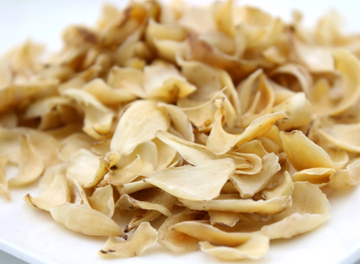 當陰虛出現(xiàn)口干咽燥、心煩失眠等癥狀時，食用百合能起到很好的緩解作用