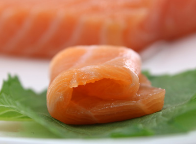 生魚(yú)片、刺身、冰鎮(zhèn)飲料、冰淇淋等生冷食物，不僅難以消化，還會(huì)損傷脾胃陽(yáng)氣