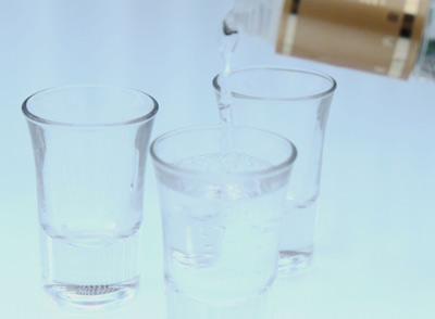用白酒浸泡艾葉、生姜等藥材，用于擦拭或涂抹疼痛部位，對于因風(fēng)寒濕邪引起的關(guān)節(jié)疼痛、肌肉酸痛等癥狀有輔助治療作用