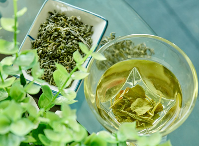 日常飲用的龍井、碧螺春等綠茶，沖泡后清香撲鼻，口感鮮爽