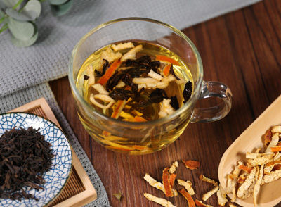 陳皮中含有的揮發(fā)油、橙皮苷等成分，還能增強(qiáng)呼吸道的纖毛運(yùn)動，加快痰液排出