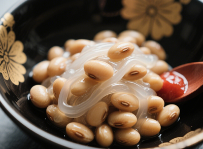 無糖酸奶、泡菜、納豆、康普茶都含有豐富的益生菌，但要注意選擇低糖、無添加的產(chǎn)品