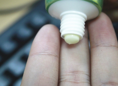 可以涂抹一些溫和的護(hù)手霜，保持手部皮膚的濕潤，促進(jìn)皮膚的修復(fù)
