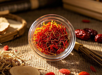 無(wú)論是紅花還是藏紅花，都不能自行隨意使用，必須遵循醫(yī)囑，以免引發(fā)不良反應(yīng)