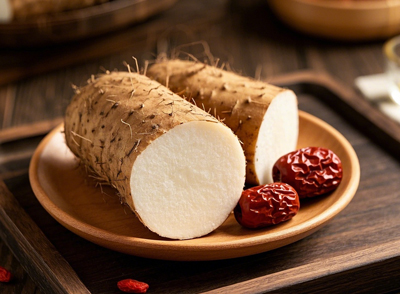 山藥是藥食同源的食材，富含黏蛋白、淀粉酶和膳食纖維，既能健脾益胃，又能提供飽腹感