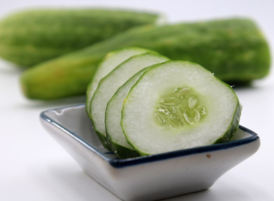 黃瓜中含有的丙醇二酸，能夠抑制糖類物質(zhì)轉(zhuǎn)化為脂肪，從源頭上幫助控制體重