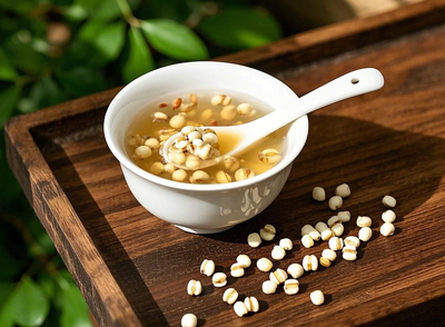 薏米在傳統(tǒng)醫(yī)學(xué)中一直被視為祛濕的佳品，它富含蛋白質(zhì)、膳食纖維、維生素B族以及多種礦物質(zhì)