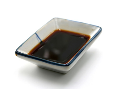 用醬油調(diào)味時(shí)，可以搭配一些新鮮的蔬菜、水果，它們富含的維生素C能抑制黑色素生成，還能補(bǔ)充身體所需營(yíng)養(yǎng)