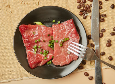 牛肉富含優(yōu)質(zhì)蛋白質(zhì)，每100克牛肉中蛋白質(zhì)含量約為20克，且含有人體必需的氨基酸，比例與人體需求接近，極易被吸收利用