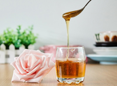 有些人覺得蜂蜜太濃稠，不好沖泡，就往蜂蜜中加水稀釋后儲(chǔ)存