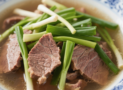 苗家的韭菜根牛肉湯，韭菜根的辛辣味能促進(jìn)發(fā)汗，幫助排出體內(nèi)濕氣
