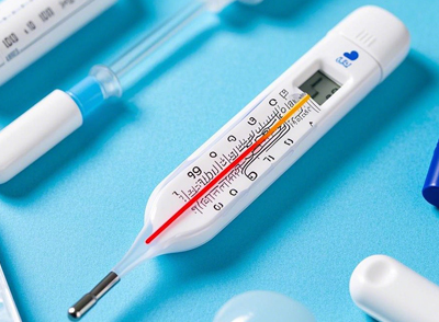 體溫升高是熱射病的主要特征，患者核心體溫多在40℃以上，甚至可高達42℃