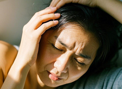 熱射病患者還常伴有頭痛，這種頭痛往往較為劇烈且持續(xù)，仿佛頭部被緊箍一般