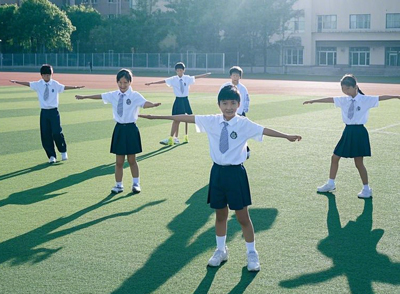 對(duì)于青少年來(lái)說(shuō)，在生長(zhǎng)發(fā)育階段堅(jiān)持站立，還能有效預(yù)防脊柱側(cè)彎，助力養(yǎng)成挺拔的身姿