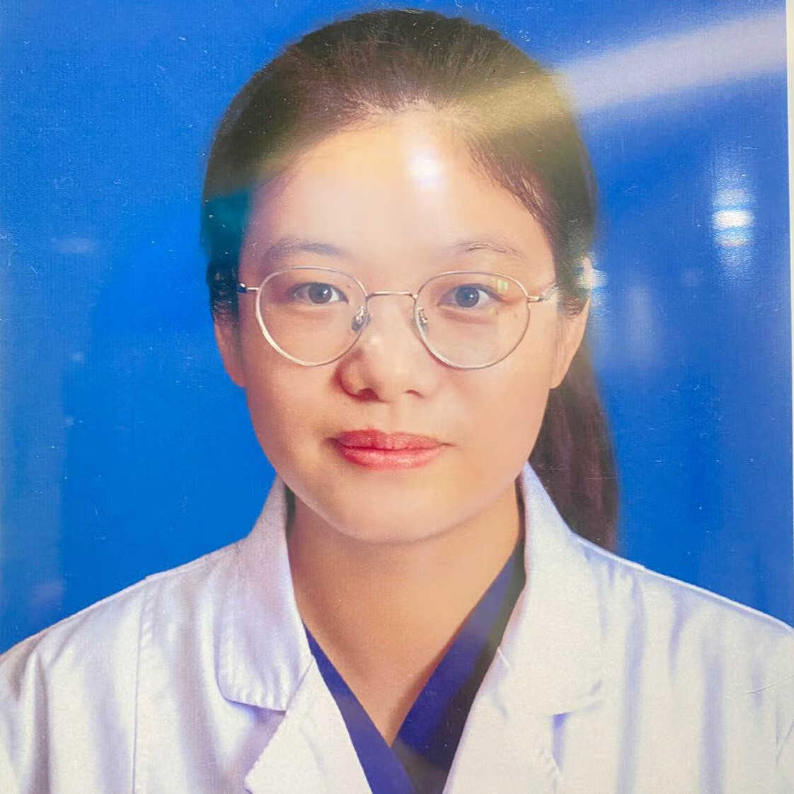 张芬 