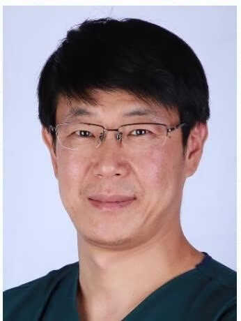 由德勃 