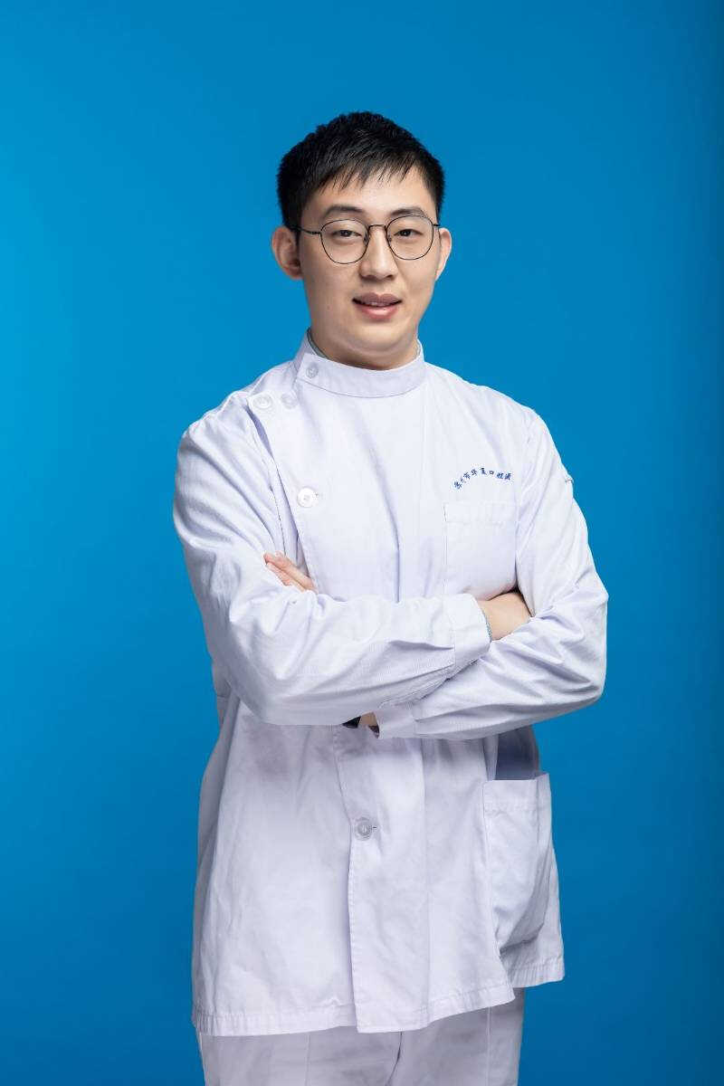 鲁皓 