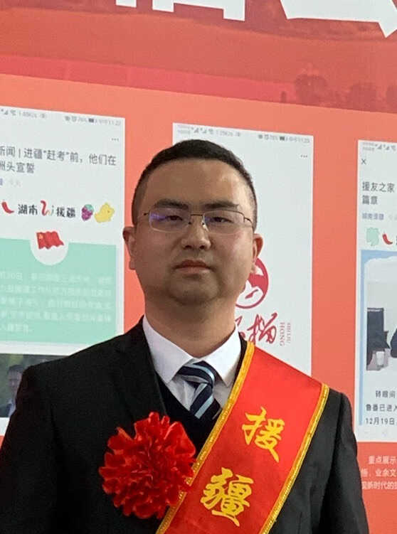 周俊 
