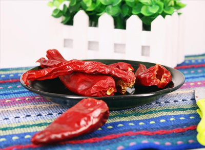 辣椒、生姜、大蒜等辛辣食物含有辣椒素等刺激性成分，會(huì)直接刺激人體黏膜組織