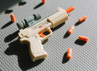 一些劣質(zhì)的彈射玩具，彈射部件可能存在松動、脫落的情況，容易被孩子誤吞