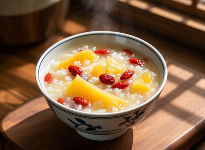 雪蓮果中的水分含量很高，能為身體補充水分，滋潤咽喉和腸道，減輕燥熱帶來的不適