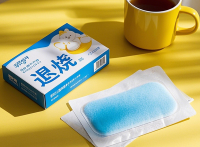 退熱貼則在中暑后有輕度發(fā)熱、頭暈頭痛時，貼在額頭、頸部能幫助散熱